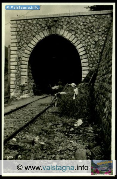 Truppe al tunnel della ferrovia presso Valstagna.jpg